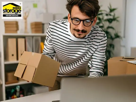 Hombre empacando en cajas